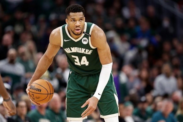 Pierce: Nếu tôi là Antetokounmpo, tôi sẽ rời khỏi đội. Không có Lillard, 99% sẽ không giành được chứ